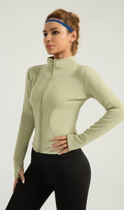 Détail de la veste de yoga thermique vert sauge avec passe-pouces et coupe ajustée