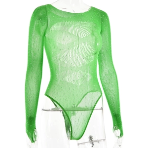 Détail d'un body en maille verte avec des strass étincelants et une maille ajourée