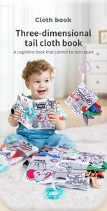 Détail du livre en tissu 3D pour bébé avec queues texturées et clip de suspension