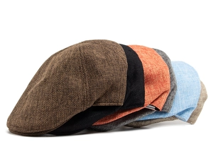 Detail der groben Leinentextur und verschiedenen Farben der Retro Flatcap Mützen