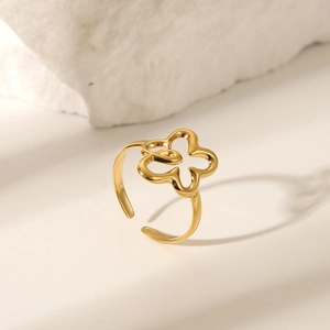 Bague ouverte dorée ajustable avec motif trèfle floral ajouré sur support en pierre