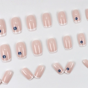 Faux ongles French courts carrés avec motif œil bleu sur base rose nude