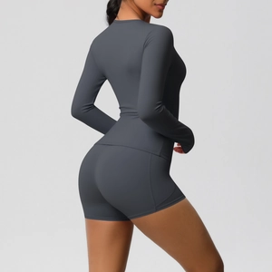 Détail de l'ensemble de yoga gris foncé avec haut à manches longues et short sans couture