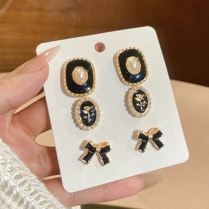 Détails de boucles d'oreilles vintage style français en émail noir et perles dorées