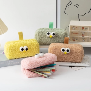 Details des Plüsch-Mäppchens mit flauschiger Sherpa-Textur und lustigem großen Augendesign