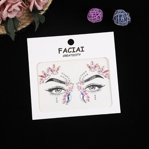 Détail de strass visage dégradé rose et violet sur carte de maquillage des yeux