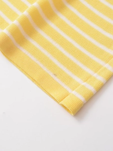 Detaillierte Makroansicht der gelb-weiß horizontal gestreiften Stricktextur