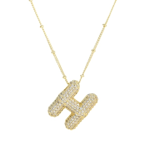 Vue détaillée du pendentif lettre H en or 18 carats avec incrustations de zircon