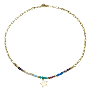 Collier chaîne trombone aux perles colorées avec pendentif étoile dorée sur fond blanc