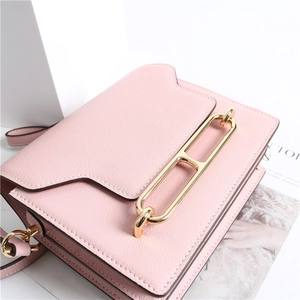 Dettaglio della fibbia a catena dorata e della trama in pelle martellata borsa rosa
