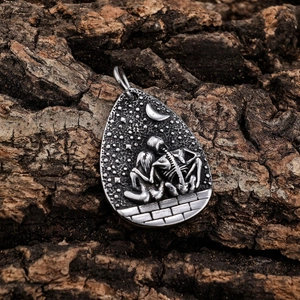 Pendentif tête de mort punk en acier inoxydable sur écorce d'arbre style gothique