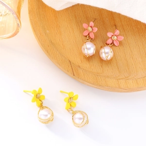 Ohrringe mit Blumenperlen in Rosa und Gelb mit goldener Drahtwicklung für den Frühlingslook
