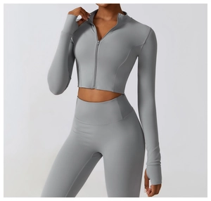 Détail de la veste de yoga gris foncé avec fermeture éclair et leggings de sport
