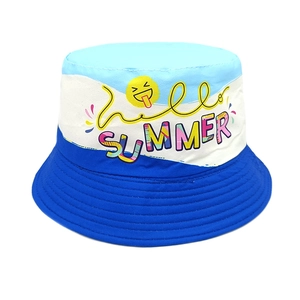 Détail du chapeau bob enfant avec broderie Hello Summer et large bord de protection