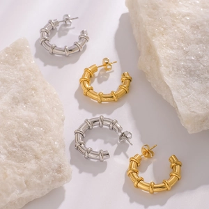 Orecchini a cerchio a C cavi in oro 18K e argento con trama di bambù minimalista