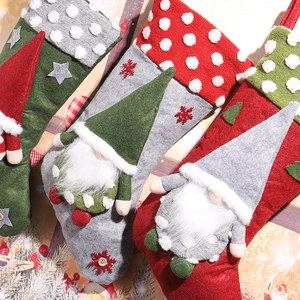 Dettaglio di calze natalizie con graziose decorazioni a gnomo e motivi festivi