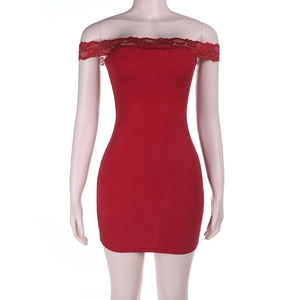 Détail de la robe moulante rouge avec dentelle délicate sur l'encolure aux épaules nues