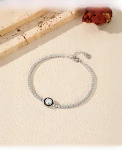 Vue macro du bracelet tennis en argent S925 avec émail noir et breloque en forme de cœur