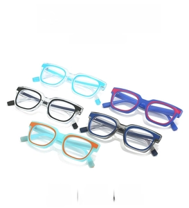 Dettaglio flat lay di montature quadrate piccole in cinque vivaci colori a contrasto