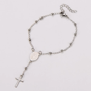 Détail du bracelet chapelet en acier inoxydable argenté avec croix et médaille sainte