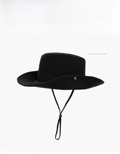 Dettaglio della corda antivento regolabile e del tessuto idrorepellente sul cappello nero