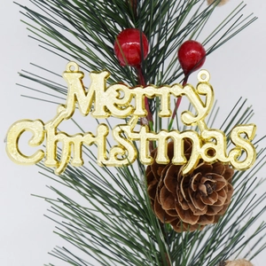 Plaque Joyeux Noël dorée avec pommes de pin et baies rouges pour sapin de Noël