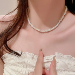 Collier ras du cou délicat fait main en perles de rocaille colorées au style minimaliste