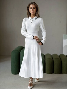 Weißes französisches Strickkleid mit Polo-Kragen, langen Ärmeln und schwarzen Kontrastkanten