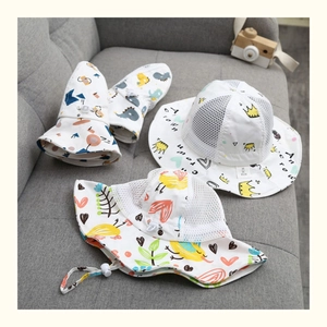 Dettaglio di cappelli da sole per neonati traspiranti con cinturini regolabili e stampe