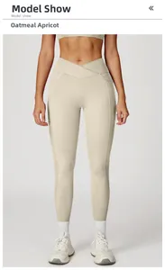 Gros plan du pantalon de yoga taille haute abricot avec une ceinture croisée en forme de V