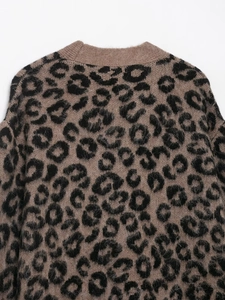 Gros plan sur la maille douce à imprimé léopard avec une texture mohair duveteuse