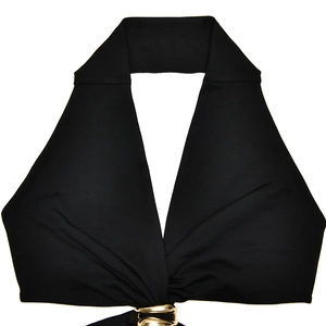 Détail d'une robe dos nu noire avec boucle métallique circulaire dorée élégante