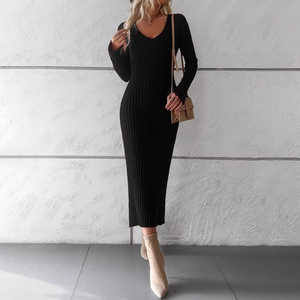 Robe mi-longue élégante en maille côtelée noire avec col en V et manches longues femme