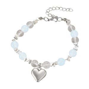 Dettaglio del bracciale con perline azzurre e trasparenti e ciondolo a cuore in argento