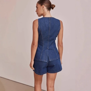 Set in denim blu scuro con gilet sciancrato e pantaloncini con cuciture di alta qualità
