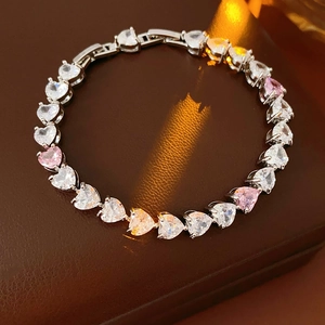Gros plan du bracelet en zircons en forme de cœur sur un coffret cadeau en cuir chic
