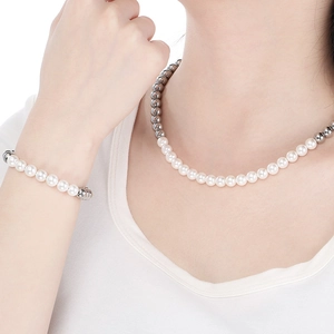 Vue détaillée du parure en perles de 6mm et billes d'acier avec fermoir mousqueton