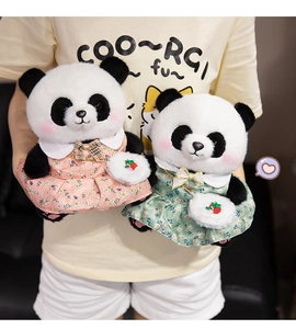 Nahaufnahme süßer Panda-Plüschtiere in rosa und grünen Blumenkleidern mit Erdbeertaschen