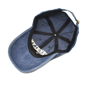 Détails intérieurs de la casquette baseball en denim délavé avec coutures et boucle métal
