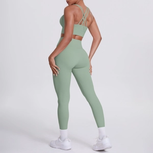 Détail de l'ensemble de yoga vert sauge avec brassière croisée et leggings taille haute