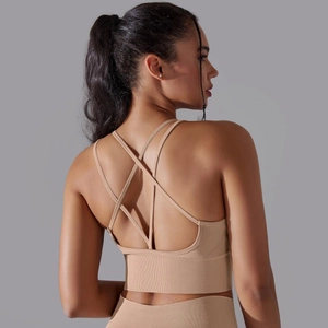 Gros plan d'une brassière de sport nude avec dos croisé et texture en maille côtelée