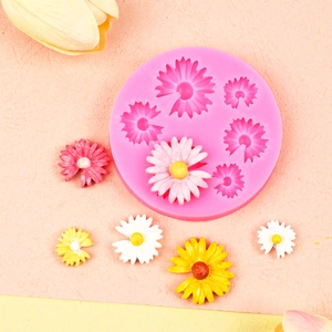 Round pink silicone mold for daisy flower resin DIY and clay jewelry decoration
