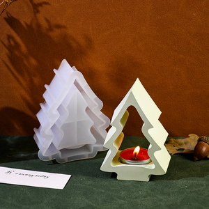 Detail van kerstboom siliconen mal en afgewerkte gipsen kandelaar met rode kaars
