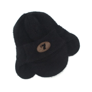 Vue détaillée d'un bonnet en tricot noir avec cache-oreilles et petite visière