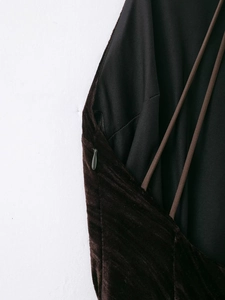 Detalle del vestido de terciopelo marrón con tirantes finos y cremallera invisible