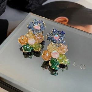 Boucles d'oreilles fleurs colorées avec clous en argent sterling et cristaux au design élégant