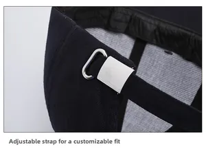 Détail de la boucle en métal réglable sur la casquette bleu marine pour un ajustement sûr