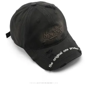 Détail de la casquette vintage noire avec broderie 3D New York et bordure au style usé