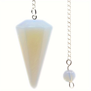 Primer plano de un colgante de cono de opalina blanca lechosa con cadena plateada