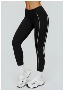 Dettaglio dei leggings da yoga neri a vita alta con strisce laterali e finitura opaca